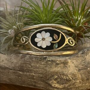 VINTAGE ALPACA MEXICAN SILVER MOTHER OF PEARL FLOWER INLAY CUFF BRACELET